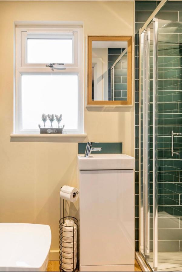 Appartamento The Hideaway By The Sea - Free Parking Hove Esterno foto